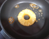 Foto del paso 3 de la receta: Chuletas de cerdo con queso y piña caramelizada