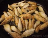 A picture of step 2 of ［Vegetarian] Fried Burdock Root with Sweet-Salty Sauce and Sesame Seeds.