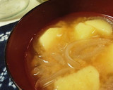 A picture of step 3 of Miso Soup with Spinach and Poached Egg.