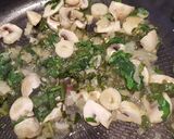 Foto del paso 2 de la receta Arroz integral salteado con espinacas, champiñones
