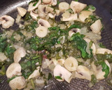 Foto del paso 2 de la receta: Arroz integral salteado con espinacas, champiñones