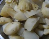 A picture of step 1 of Dry aloo.