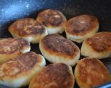 A picture of step 9 of Ukrainian syrnyky, cottage cheese pancakes.