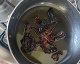 Foto del paso 3 de la receta: Salsa macha de chile árbol