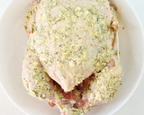 Foto del paso 3 de la receta: Pollo asado con ajos, mantequilla y finas hierbas