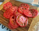 Une image de l'étape 3 de Salade de tomates bicolores à l’oignon rouge et mozzarella.