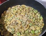 Foto del paso 3 de la receta: Arroz con habitas y champiñones frescos