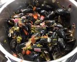 Une image de l'étape 12 de Moules à l'oignon rouge tomates coriandre et crème.