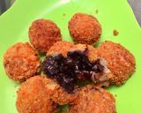 Foto langkah ke 5 dari resep Cemilan bola pisang coklat lumer.