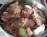 Foto del paso 4 de la receta Manitas de cerdo con tomate, jamón y morro