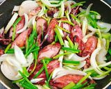 Hình bước làm 1 của món Mực Trứng chiên mắm