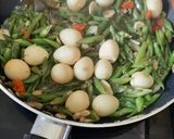Foto langkah ke 3 dari resep Tumis Buncis Telur Puyuh.
