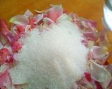 Hình bước làm 2 của món Siro hoa hồng