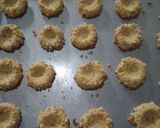 Foto langkah ke 6 dari resep Peanut Crumble Cookies.