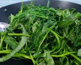 Hình bước làm 1 của món Rau muống xào tỏi