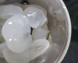 A picture of step 2 of Ice apple shake.