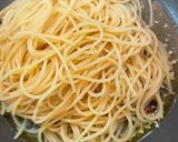 A picture of step 7 of Simplest spaghetti aglio e olio.