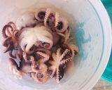Foto del paso 1 de la receta: Mini Pulpitos salteados al ajillo sobre Cremoso de Patata