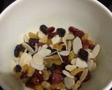 Foto langkah ke 1 dari resep No Knead Cinnamon Cranberry Raisin Almond Bread.