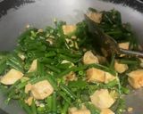 Foto langkah ke 3 dari resep Tumis Kembang Bawang Tahu.