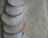 Foto del paso 3 de la receta: Galletitas en forma de rosa con frutillas y manzanas