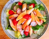 Hình bước làm 1 của món Salad Thanh Cua Dâu Tây Sốt Sữa Chua Thì Là