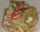รูปขั้นตอนการทำที่ 4 ของ ผัดเห็ดนางฟ้าน้ำมันหอยใส่ไข่