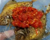Foto langkah ke 4 dari resep Bawal Goreng Sambal bawang pedas.
