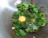 รูปขั้นตอนการทำที่ 3 ของ ใบเหลียงผัดไข่
