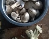 Foto langkah ke 2 dari resep Tumis Ayam Jamur Berkuah.