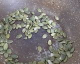 A picture of step 1 of Murmura Pumpkin Seed Peanut Cikki.