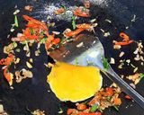 Foto langkah ke 3 dari resep Nasi Goreng Iris Daun Jeruk Simple.