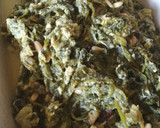 Foto del paso 3 de la receta: Revuelto de grelos con piñones y pasas