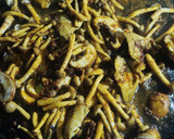 Foto del paso 4 de la receta: Arroz con secreto, setas y alcachofa