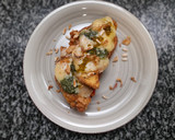 Foto del paso 10 de la receta: Milanesa de pollo al pesto en torrada