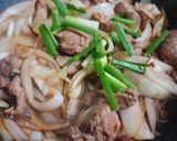 Hình bước làm 2 của món Thịt xào củ hành trộn dưa leo cà chua