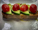 Foto del paso 4 de la receta: Tostada de aguacates y cherrys