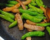 A picture of step 4 of Shishito Pepper, Wiener Sausage, and Garlic Sauté.