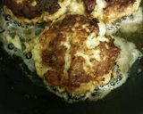 A picture of step 5 of Crab and scallop cakes.