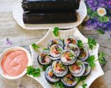 Hình bước làm 2 của món Cơm cuộn rong biển