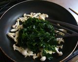 A picture of step 2 of Stir-Fried Seaweed and Mushrooms.
