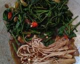 Foto langkah ke 6 dari resep Oseng Kangkung dengan Jamur Enoki.
