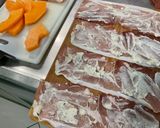 Une image de l'étape 7 de Roulés apéros au melon, jambon cru et roquefort.