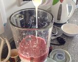 Foto del paso 2 de la receta: Paletas heladas de yogurt, fresas y arándanos