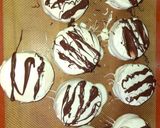 Foto del paso 6 de la receta: Alfajores cubiertos de chocolate blanco