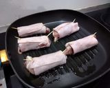 Foto del paso 2 de la receta: Rollitos de cerdo en salsa de arándanos con vino tinto