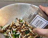 Foto langkah ke 3 dari resep Shimeji Tumis Daun Bawang.
