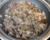 Foto del paso 3 de la receta: Revuelto de troncos de acelgas con jamón y cebolla al vino tinto