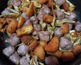 Foto del paso 9 de la receta: Fritada de butifarra y alcachofas con picatostes al ajillo y pimentón