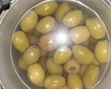 صورة لخطوة 1 من وصفة زيتون بكرات اللحم المفروم
